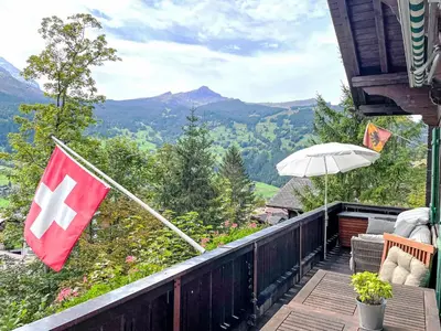 Ein allgemeiner Bergblick oder ein Berglick von des Ferienhauses aus