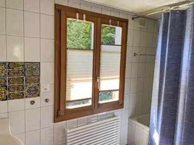Ein Badezimmer in der Unterkunft Holiday Home Chalet Tannengüetli by Interhome
