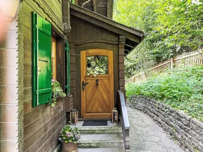 Ein Garten an der Unterkunft Holiday Home Chalet Tannengüetli by Interhome