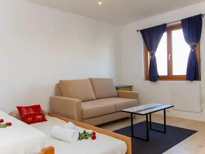 Ein Sitzbereich in der Unterkunft Holiday Home Chalet Mirabelle by Interhome