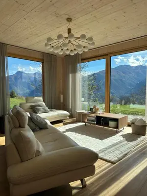 Ein allgemeiner Bergblick oder ein Berglick von des Ferienhauses aus