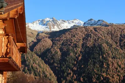 Ein allgemeiner Bergblick oder ein Berglick von des Chalets aus