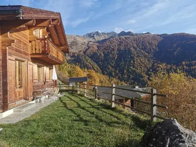 Ein allgemeiner Bergblick oder ein Berglick von des Chalets aus