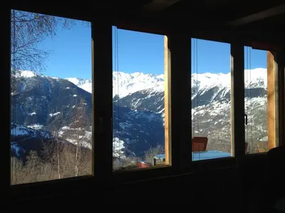 Ein allgemeiner Bergblick oder ein Berglick von des Ferienhauses aus