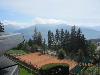 Tennis und/oder Squash in der Unterkunft Residence Cransalpin oder in der Nähe