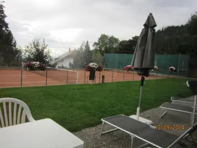 Tennis und/oder Squash in der Unterkunft Residence Cransalpin oder in der Nähe