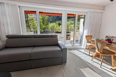 Ein Sitzbereich in der Unterkunft Studio lumineux avec vue sur les montagnes