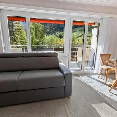 Studio lumineux avec vue sur les montagnes