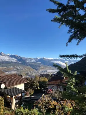 Ein allgemeiner Bergblick oder ein Berglick von der Ferienwohnung aus