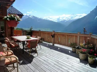 Ein allgemeiner Bergblick oder ein Berglick von des Bed & Breakfasts aus