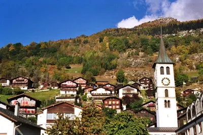 Ein allgemeiner Bergblick oder ein Berglick von des Bed & Breakfasts aus