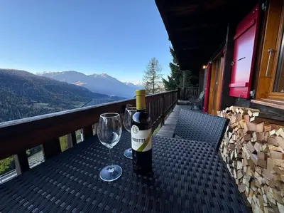 Ein allgemeiner Bergblick oder ein Berglick von der Ferienwohnung aus