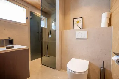 Ein Badezimmer in der Unterkunft Chalet Onno Henny