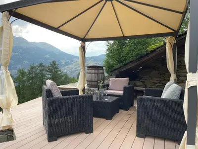 Ein allgemeiner Bergblick oder ein Berglick von des Ferienhauses aus