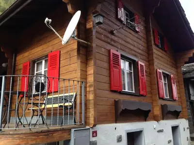 Das Gebäude in dem sich das Ferienhaus befindet