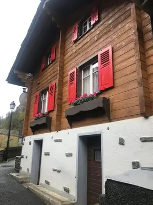 Das Gebäude in dem sich das Ferienhaus befindet