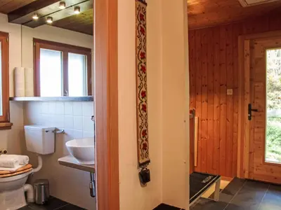 Ein Badezimmer in der Unterkunft Chalet Nelly by Interhome