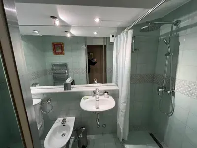 Ein Badezimmer in der Unterkunft Bel appartement deux chambres à coucher Etrier