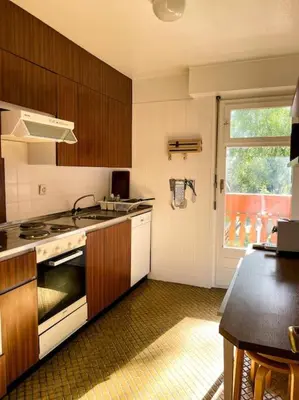 Küche/Küchenzeile in der Unterkunft Magnifique appartement avec piscine, balcon et vue