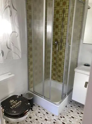 Ein Badezimmer in der Unterkunft Skirennen von der Terrasse mitverfolgen