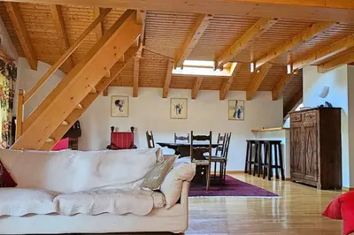 Ein Sitzbereich in der Unterkunft Charming Chalet Downtown
