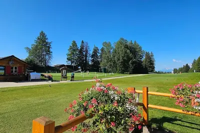 Ein Garten an der Unterkunft Charming Chalet Downtown