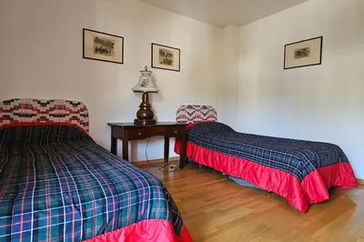 Ein Bett oder Betten in einem Zimmer der Unterkunft Charming Chalet Downtown