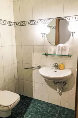 Ein Badezimmer in der Unterkunft Apartment Edelweiss B-3 by Interhome