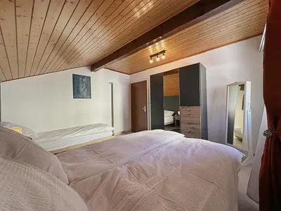Ein Bett oder Betten in einem Zimmer der Unterkunft Sunny Lily facing the swiss Alps - Crans Montana