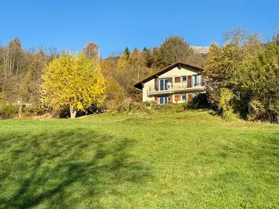 Ein Garten an der Unterkunft Sunny Lily facing the swiss Alps - Crans Montana
