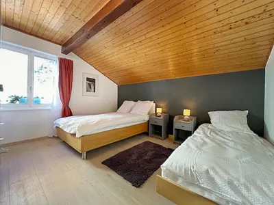 Ein Bett oder Betten in einem Zimmer der Unterkunft Sunny Lily facing the swiss Alps - Crans Montana
