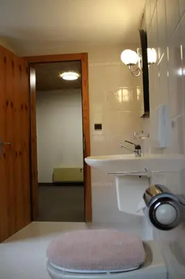 Ein Badezimmer in der Unterkunft Saastal Apartments Haus Antrona