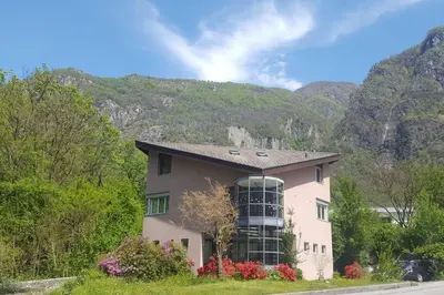 Ein allgemeiner Bergblick oder ein Berglick von des Ferienhauses aus