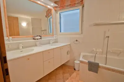 Ein Badezimmer in der Unterkunft Apartment Lora, La Villa Emeline