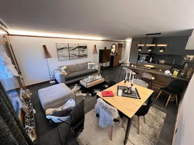 Ein Sitzbereich in der Unterkunft Résidence Robin des Bois, Crans-Montana, luxueux appartement avec vue imprenable