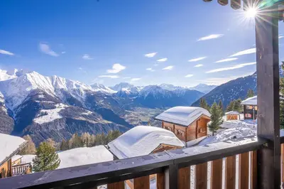 Ein allgemeiner Bergblick oder ein Berglick von der Ferienwohnung aus