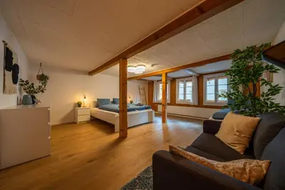 Ein Sitzbereich in der Unterkunft Large apt in town center next to Brunngasse & near lake