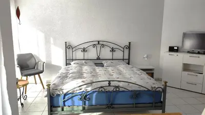 Ein Bett oder Betten in einem Zimmer der Unterkunft An der Langlaufloipe - Studio Arnica