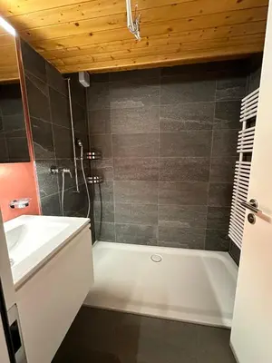 Ein Badezimmer in der Unterkunft Valaisia 50
