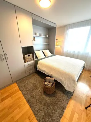 Ein Bett oder Betten in einem Zimmer der Unterkunft Bijou Serene klitzekleine Wohnung mit Seeblick
