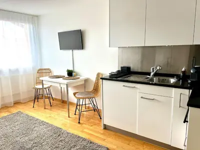 Küche/Küchenzeile in der Unterkunft Bijou Serene klitzekleine Wohnung mit Seeblick