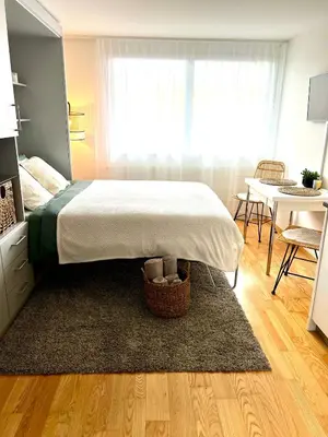 Ein Bett oder Betten in einem Zimmer der Unterkunft Bijou Serene klitzekleine Wohnung mit Seeblick