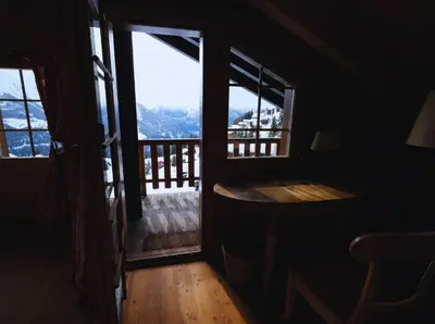Ein allgemeiner Bergblick oder ein Berglick von des Ferienhauses aus