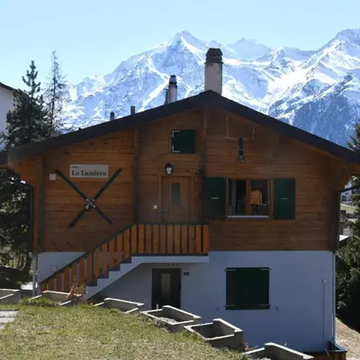 Ein allgemeiner Bergblick oder ein Berglick von der Ferienwohnung aus