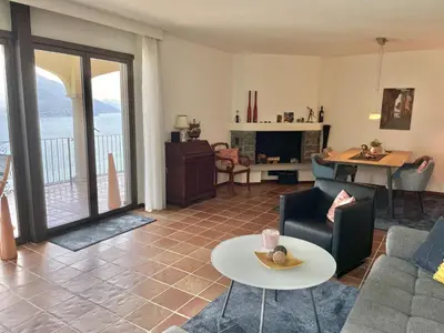 Ein Sitzbereich in der Unterkunft Lago Maggiore by Fewotessin