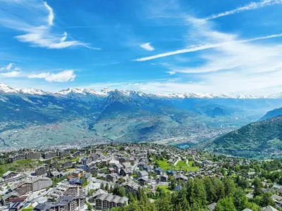 Ein allgemeiner Bergblick oder ein Berglick von der Ferienwohnung aus
