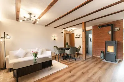 Ein Sitzbereich in der Unterkunft Alphorn Chalet by Carista Homes