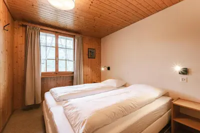 Ein Bett oder Betten in einem Zimmer der Unterkunft Alphorn Chalet by Carista Homes