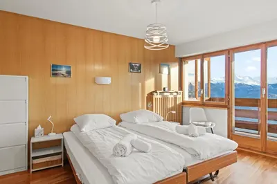 Ein Bett oder Betten in einem Zimmer der Unterkunft 3rd best view in Crans-Montana, stunning panorama