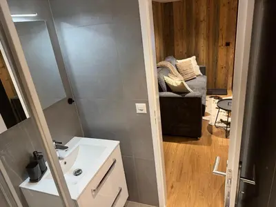 Ein Badezimmer in der Unterkunft Studio design rénové - au centre-ville